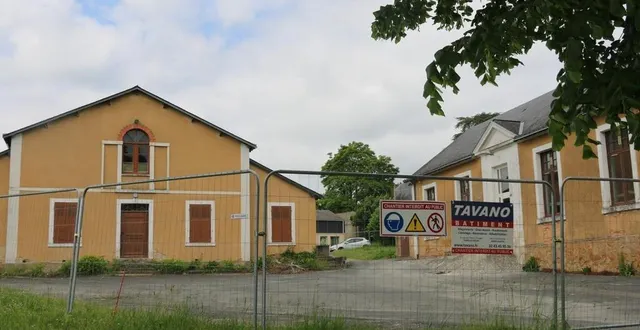 photo  en raison d’un problème d’amiante, le chantier de la salle des fêtes de clermont-créans a pris un peu de retard.  &copy;  ouest-france 