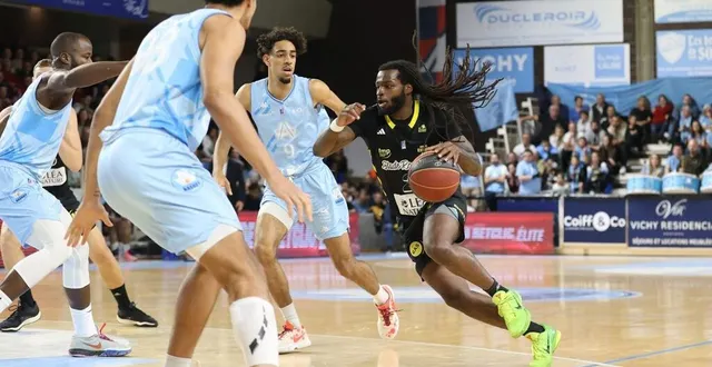 photo  le meneur américain tray buchanan a sans doute tapé dans l’œil du nouveau coach du msb guillaume vizade, les deux hommes s’étant longtemps disputé la place de leader de prob avec la rochelle et vichy.  &copy;  maxppp/thierry larret 