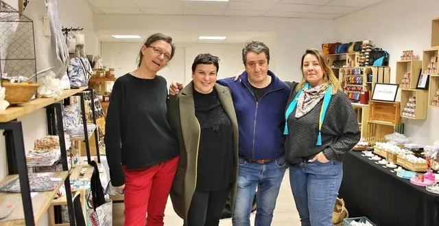 photo  fabienne goyeau (à gauche), avec une partie des artisans qui exposeront dans la nouvelle boutique éphémère : delphine malin (créations delphine m), éric chapron (les 3d mans) et chloé chesnel (lune et louise)  &copy;  ouest-france 