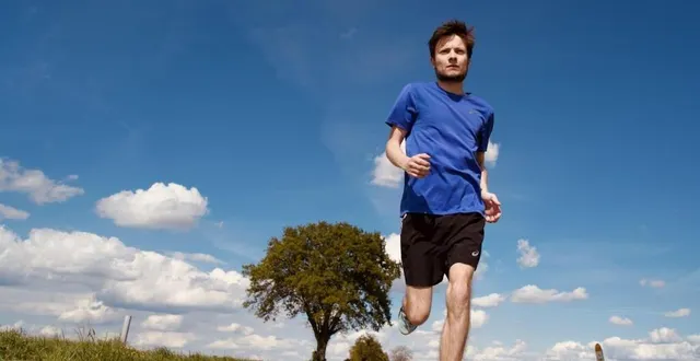 photo  alexandre allain portera la flamme olympique le 29 mai 2024 à sainte-suzanne, en mayenne  &copy;  archives le maine libre 