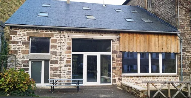 photo  en juillet 2021, c’était une ruine. dorénavant, c’est un espace d’accueil et de travail pour les compagnies en résidence.  &copy;  ouest-france 