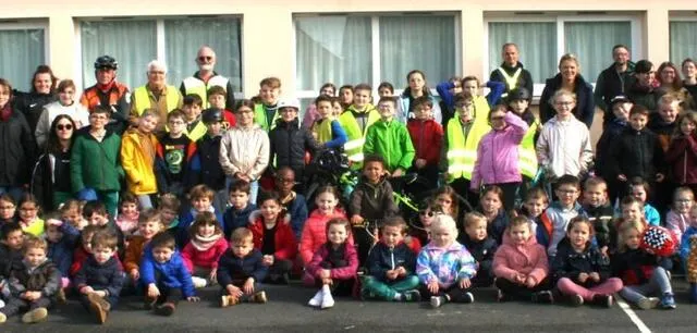 photo  les écoliers se sont retrouvés pour partager une journée sous le signe du sport et de la sécurité routière.  &copy;  le maine libre 