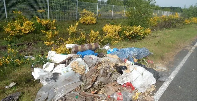 photo  un amas d’ordures a été déposé par une ou des personnes indélicates sur le site de loirécopark entre aubigné-racan et vaas : emballages plastiques, bâches, oreiller… un spectacle dont on se passerait volontiers.  &copy;  le maine libre 