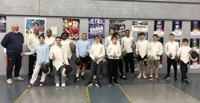 photo  eric du cercle d’escrime du mans (à gauche) avec stéphane et les jeunes du centre de loisirs de rouillon.  &copy;  le maine libre 