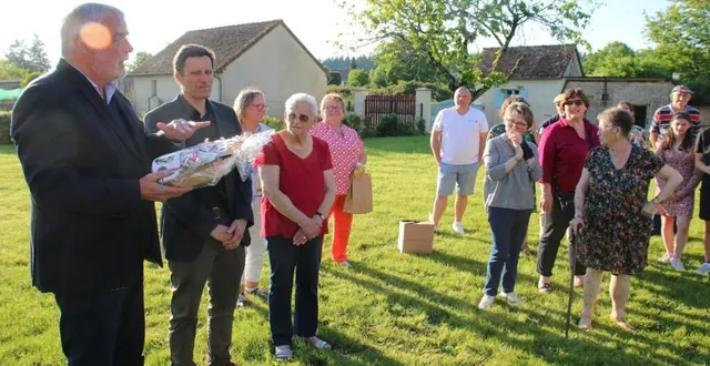 photo  à la soirée de clôture lors des échanges de cadeaux, jan dieter oldenburg, denis assier et pierrette grouas, accompagnés des hôtes et familles d’accueil.  &copy;  ouest-france 