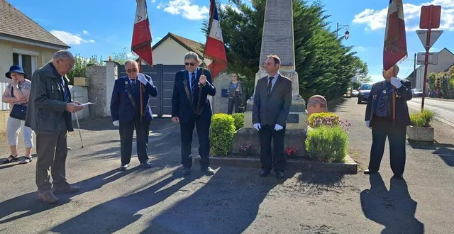 photo  gérard gaudin (à gauche) procède au changement de porte-drapeau. claude engoulvent (2e porte-drapeau à gauche) va le confier à jean-luc spy (au centre).  &copy;  ouest-france 