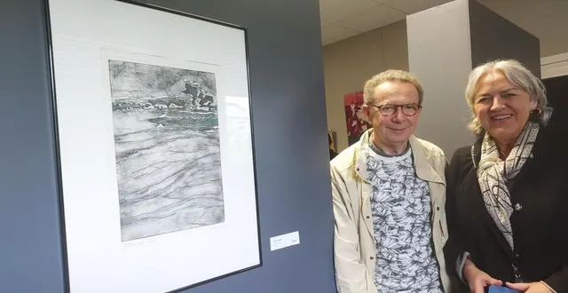 photo  l’artiste didier avenel était présent lors du vernissage pour donner des explications sur sa technique de gravure.  &copy;  ouest-france 