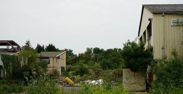 photo  ce site des ex-fonderies de l’authion, situé entre la loire et l’authion, aux ponts-de-cé, est en zone inondable. il contient 15 500 tonnes de sable de fonderie et des polluants divers.  &copy;  ouest-france 