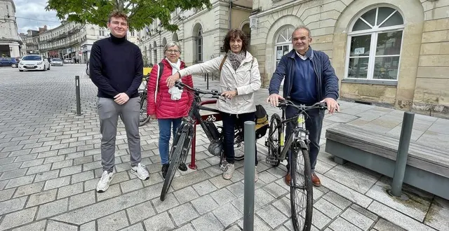 photo  évelyne jambu et martine hurel, représentantes de l’association aime, entourées par hugo blossier, chargé de mission sur les mobilités pour la collectivité du pays sabolien, et jean-louis lemaitre, élu communautaire en charge des mobilités.  &copy;  ouest-france 