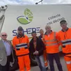 photo  de gauche à droite : philippe jidouard (1er vice-président du sitcom d’argentan), harley moiteaux (équipier de collecte), régis eude (chargé de communication au sitcom), quentin simon (agent de suivi), gaëtan nicolle (responsable d’exploitation) et thierry rollet (chauffeur), devant un des camions de l’entreprise sphère, chargé de la collecte des sacs de déchets. 