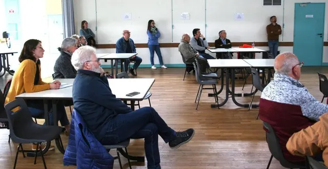 photo  une assistance très attentive aux explications des techniciens et services concernés.  &copy;  le maine libre 