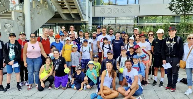 photo  à roland-garros, les enfants du club de tennis avaient rencontré marine partaud (assise au premier plan).  &copy;  anille braye tennis intercommunal 