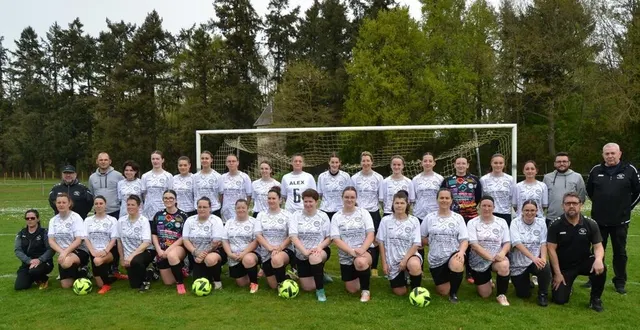 photo  une partie des féminines réunie au stade de malicorne-sur-sarthe.  &copy;  le maine libre 