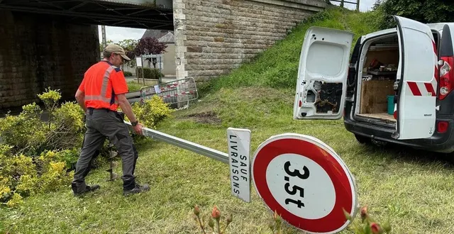 photo  rue alexis-heurteloup, en plein centre de vaas, dans le sud sarthe, un chauffeur de camion a voulu passer, en vain, sous des rails de chemins de fer. le trafic a été perturbé.  &copy;  ouest-france 