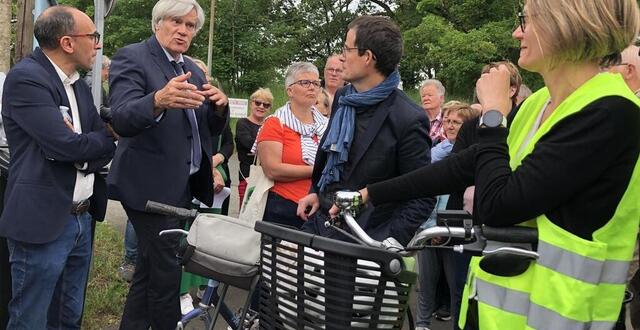 photo  le maire du mans (sarthe), stéphane le foll, interpellé par des cyclistes qui ne se sentent pas en sécurité. 
