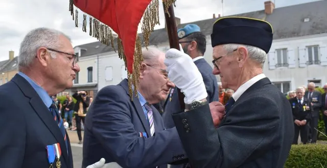 photo  andré hérisson a reçu la médaille de porte-drapeau pour vingt ans de service.  &copy;  ouest-france 