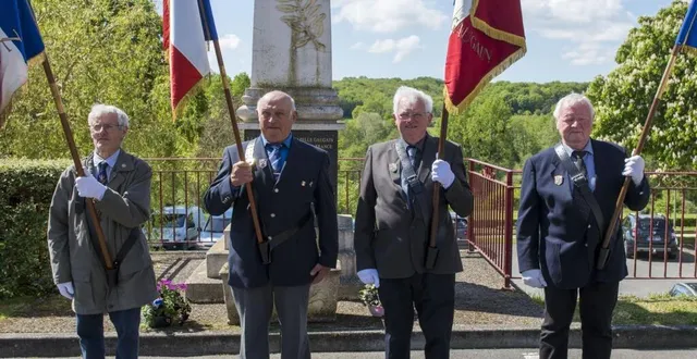 photo  les porte-drapeaux posent devant le monument aux morts.  &copy;  le maine libre 