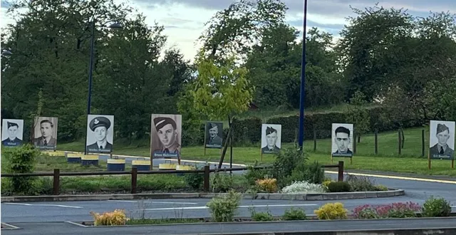photo  les portraits des huit aviateurs tombés le 23 mai 1944 à moncé-en-belin sont visibles jusqu’en août sur la plaine du val’rhonne.  &copy;  le maine libre 