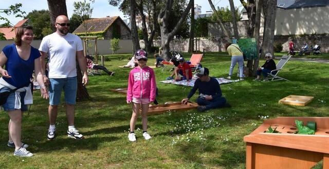 photo  les jeux géants en bois, installés au jardin public stella maris, ce week-end, ont beaucoup plu aux familles. 