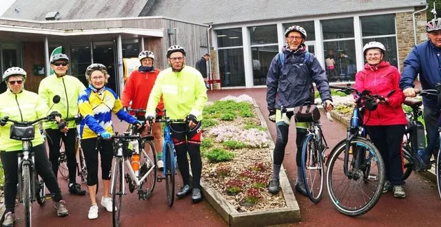 photo  le groupe de cyclotouristes s’apprête au départ malgré le temps incertain.  &copy;  ouest-france 