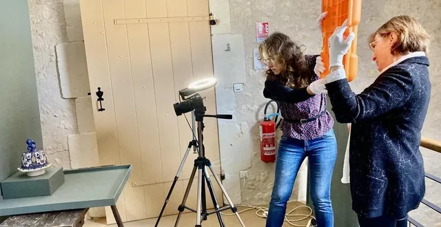 photo  isabelle et céline, en plein travail photographique d’une œuvre de collection, au musée de malicorne-sur-sarthe.  &copy;  ouest-france 