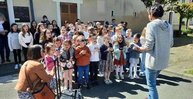 photo  les enfants ont déclenché l’émotion en interprétant, la main sur le cœur, le « chant des partisans » lors de la commémoration du 8-mai 1945, à luché-pringé (sarthe).  &copy;  ouest-france 