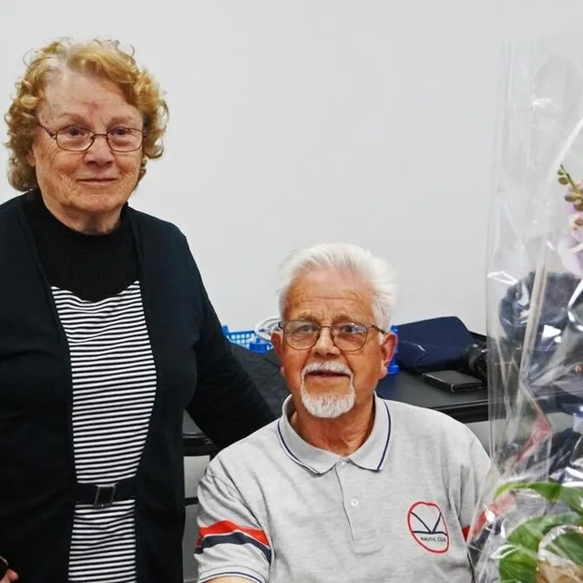 photo michèle viet a reçu une plante à l’occasion de l’annonce de son départ.  ©  ouest-france