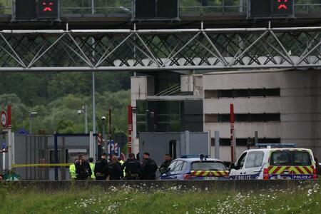 photo Des policiers sur le lieu de l’attaque au péage routier d’Incarville, dans l’Eure, le 14 mai 2024. ALAIN JOCARD / AFP 