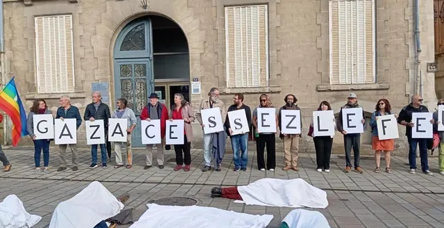 photo  quelques manifestants se sont allongés sous des draps blancs, évoquant les morts palestiniens. d’autres ont brandi des pancartes demandant un cessez-le-feu à gaza.  &copy;  dr 