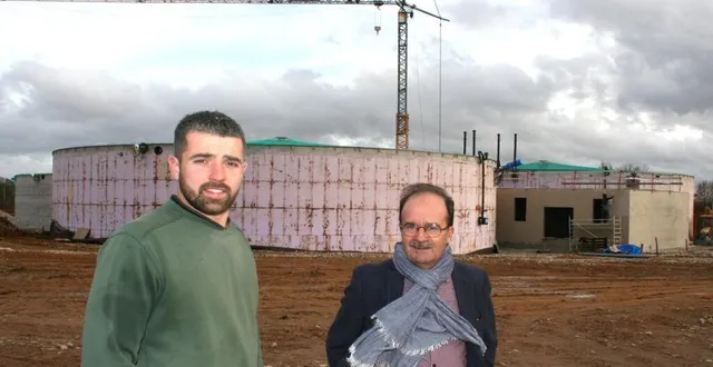 photo  grégoire soreau et alain besnier, lors d’une visite de chantier.  &copy;  le maine libre 