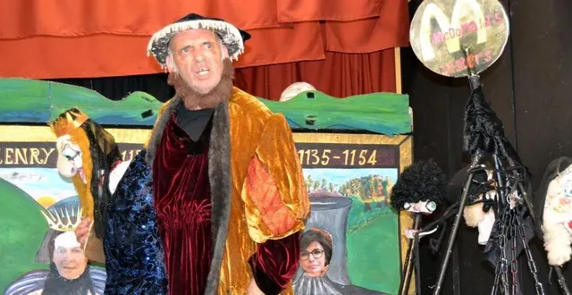 photo  le comédien glynn jones a évoqué les moments marquants de l’histoire de l’angleterre à la salle des fêtes.  &copy;  le maine libre 