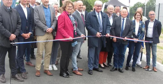 photo  (de gauche à droite) marie-jo hamard, présidente d’lter-energies ; franck poquin, maire de saint-léger-de-linières ; jean-marc verchère, président d’angers loire métrople qui s’apprête à couper le ruban ; jean-luc davy, président du syndicat intercommunal d’énergies de maine-et-loire ; et véronique bel, directrice clients-territoires de grdf.  &copy;  ouest-france 