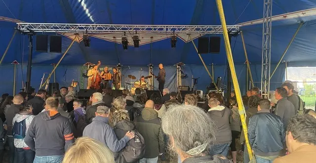 photo  le chapiteau est prêt.  &copy;  archives ouest-france 