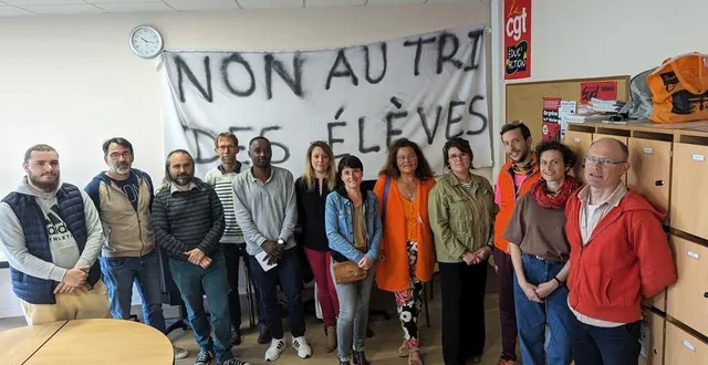 photo  un groupe d’enseignants et de parents d’élèves étaient mobilisés, ce jeudi 16 mai, au collège félix-landreau, à angers.  &copy;  ouest-france 