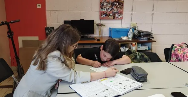 photo  saba, en pleine révision d’anglais, encadré par une ergothérapeute, océane.  &copy;  ouest-france 