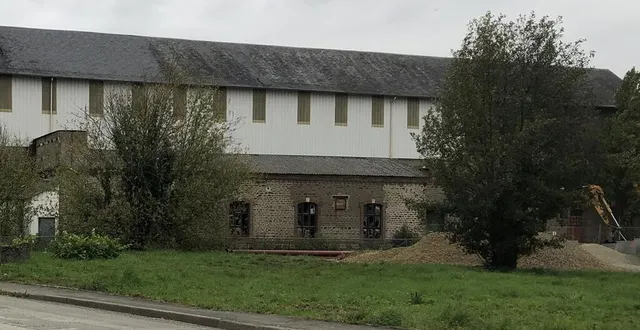 photo  le petit bâtiment en pierres, adossé au plus grand, devrait être détruit courant du mois de juin 2024 dans la nouvelle zone du plancaïon, à flers (orne).  &copy;  ouest-france 
