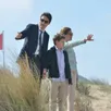 photo  le premier ministre canadien justin trudeau en famille sur la place de juno beach (calvados), en 2017. 