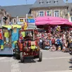 photo le défilé de chars attire toujours autant de visiteurs. la cavalcade traversera le pont pour rejoindre l’autre rive à grand renfort de musique et de confettis.