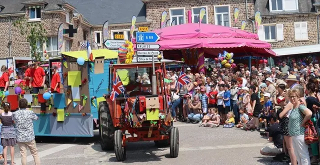photo  le défilé de chars attire toujours autant de visiteurs. la cavalcade traversera le pont pour rejoindre l’autre rive à grand renfort de musique et de confettis.  &copy;  archives ouest-france. 