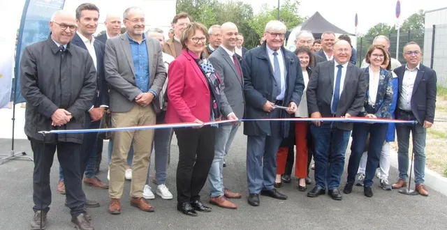 photo  marie-jo hamard, présidente d’alter énergies ; franck poquin, maire de saint-léger-de-linières ; jean-marc verchère, président d’angers-loire-métropole ; jean-luc davy, président du siéml ; véronique bel, directrice clients-territoires de grdf.  &copy;  co 