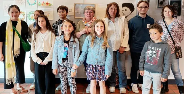 photo  les élèves de younghee (à gauche), présents au vernissage, ont pu expliquer le choix de leurs œuvres.  &copy;  le maine libre 