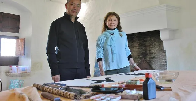 photo  chen zhichao a fait une démonstration de calligraphie chinoise lors de sa visite chez l’artiste parcéenne michèle gosnet-frassetto, vendredi 10 mai 2024.  &copy;  ouest-france 