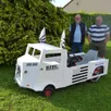 photo  serge et youri devant le citroën type h qui participera à la course de caisses à savon. 