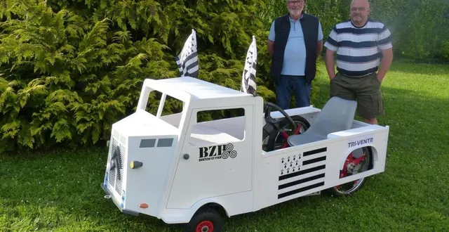 photo  serge et youri devant le citroën type h qui participera à la course de caisses à savon.  &copy;  le maine libre 