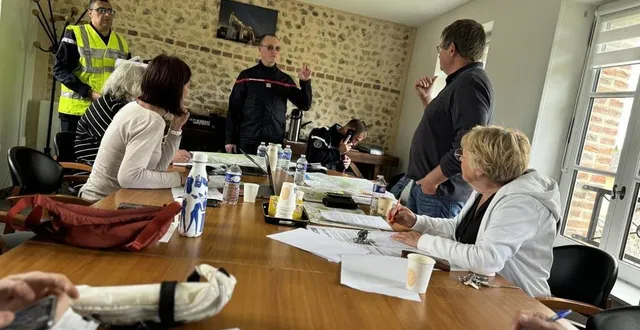 photo  la salle de la maire de saint-evroult-notre-dame a été transformée en cellule de crise jeudi 16 mai 2024, pour une simulation d’un feu de forêt.  &copy;  ouest-france 