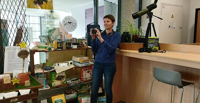 photo  céline leroyer, responsable de l’espace culturel du houlme, entourée des objets prêtés.  &copy;  ouest-france 