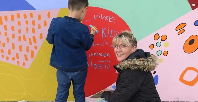 photo  l’artiste angevine doline legrand-diop réalise une fresque sur le mur de l’école andré-fertré, avec les enfants de cp et ce1.  &copy;  ouest-france 