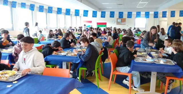 photo  le midi, tous les élèves ont pu découvrir des spécialités de différents pays dans leurs assiettes.  &copy;  co 