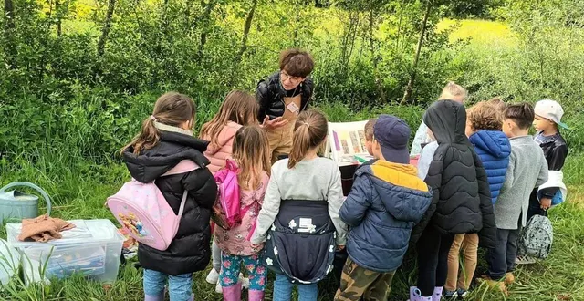 photo  les plus petits, ici avec chantal blossier, curieux, ont fait sortir de terre des vers de terre et des limaces avec de l’eau à la moutarde.  &copy;  ouest-france 