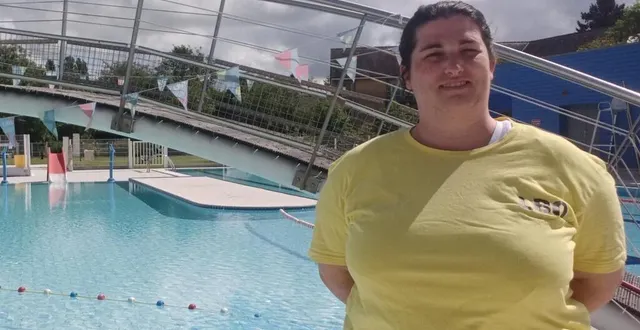 photo  tiphanie garcia-legay, maître nageuse à la base aqualudique, se tient prête à accueillir les baigneurs.  &copy;  ouest-france 
